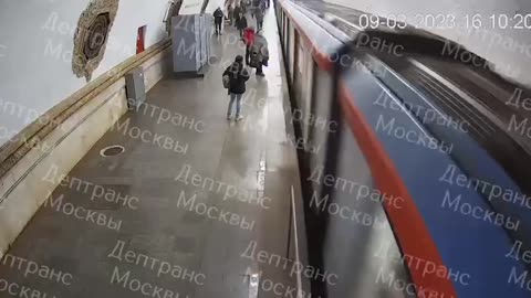 Man pushes teenager in front of Moscow Subway Train