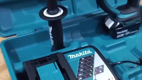 makita hammer with 2 batteries and carrying case