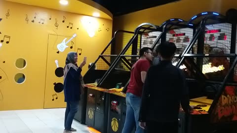 Permainan bola basket di play zone Banyuwangi