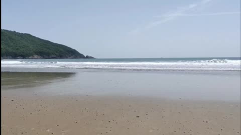 The sea lapping against the surface listens to the sound of the waves