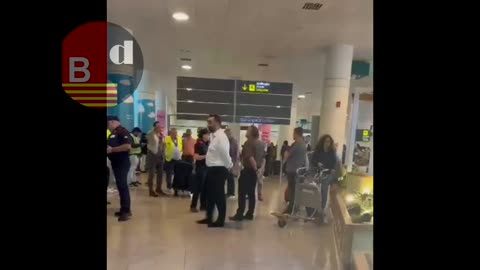 Los piratas del aeropuerto plantan cara a los taxistas ante la inacción de los Mossos