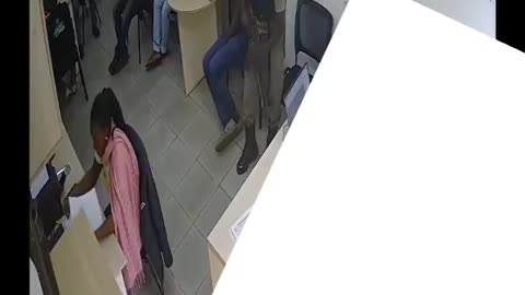 Video: Policía al conocer su deuda abrió fuego contra todos en un banco