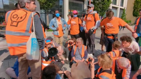 BREAKING: Just Stop Oil protestors have been surrounded by “Just Stop Pissing Everyone Off