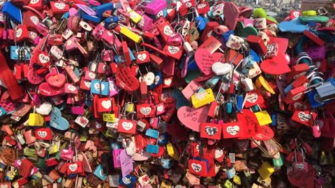 20 Second Korea: Love Locks On Top of Namsan