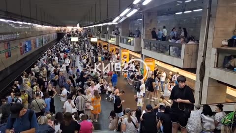 🇷🇺🇺🇦Kiev residents wait out the missile attack in the metro.