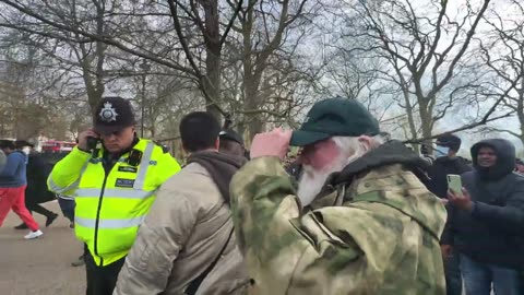 EXCLUSIVE_ FIGHT BREAKSOUT DUE TO ALLEGED CHILD GROOMING @ SPEAKERS CORNER!