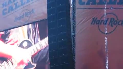 Neil Young - Cinnamon Girl - Hard Rock Calling 2009