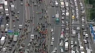 Groups of construction workers protesting against force vaccines by blocking highway in Melbourne