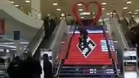 Kiev Centro Commerciale Gorodok logo nazista sulle scale