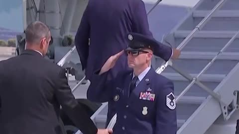 OBiden seems to have difficulty ascending the stairs of Air Force One.