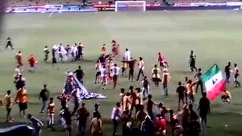 Aficionados del Morelia invaden la cancha para golpear a elemento de seguridad