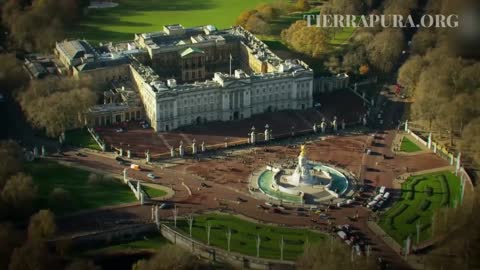 (VIDEO) La Reina Isabel habla de "temas prohibidos" y hasta da unos pasos de baile