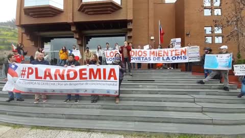 Manifestación frente a Canal 13 de Chilenos por la verdad