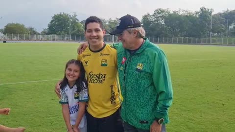 El hincha fiel que permaneció bajo la lluvia, fue invitado al entrenamiento de Atlético Bucaramanga