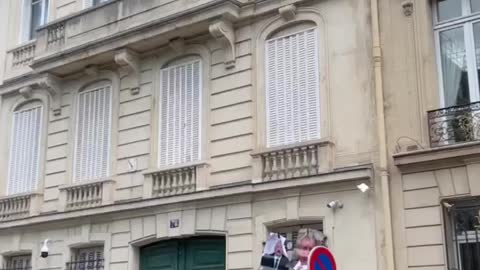 Armenians in Paris storm the Azerbaijani embassy, attacking it with posters of President Aliyev