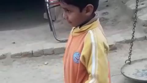 Ek parinda itna pyara hai bacche ne pakad rakha hai Dekho