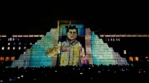 Proyección de la pirámide de Chichén Itzá en el Zócalo de la CDMX