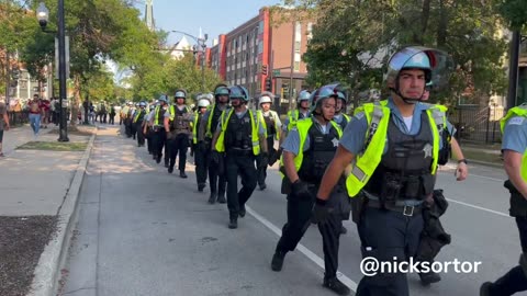 🚨NOW: Hundreds of police head for the breached DNC barricades