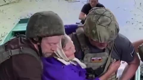 👀 The evacuation of local residents by boats across the Seym River in Kursk