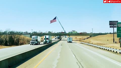 Tulsa, Oklahoma Welcome the People’s Convoy With a Giant American Flag Flying on Top of a Crane