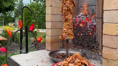 SHAWARMA di pollo gigante e molto succoso fritto su una griglia verticale