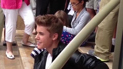 Justin Bieber sings on the streets for a long time with a large crowd