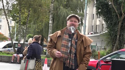 Andy Marshall Crooner Busking. 7 The Ocean City Plymouth 22nd October 2022.