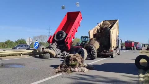 Francia, agricoltori in protesta bloccano tutto!!