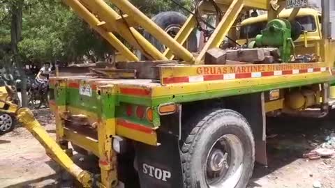 Recuperan taxi que fue arrastrado por las lluvias del viernes