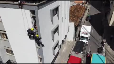 Video: Evitan que un hombre se lance de un edificio en el centro de Bucaramanga