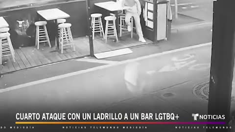 Buscan a este hombre por atacar un bar gay de Nueva York #Shorts _ Noticias Telemundo