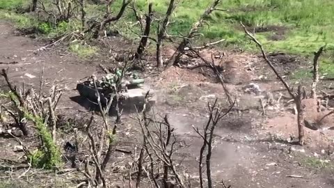 video from the Ukrainian 30th Mechanized Brigade assaulting a RU position with the support of a tank