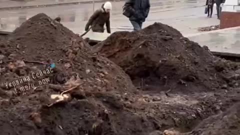 Ukrainian army is already digging trenches in the very center of Bakhmut (Artyomovsk).