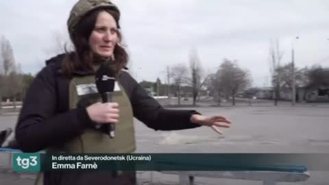 Italienische Journalistin mit Helm und schusssicherer Weste in der Ukraine, 💣