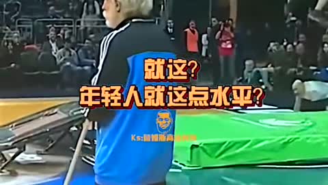 NBA -太解愤啦！一群年轻人看不起清洁工，被老头当场秀操作教育！😂'篮球 '快看NBA 'NBA