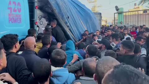 Gazans scramble for drinking water from aid trucks