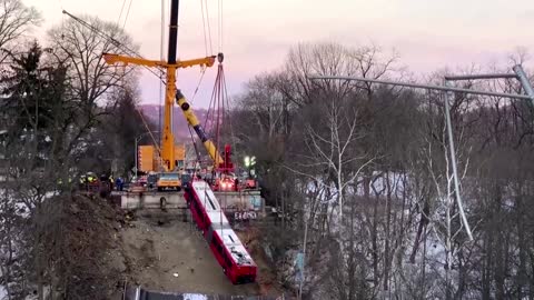 Bus is lifted from site of collapsed Pittsburgh bridge