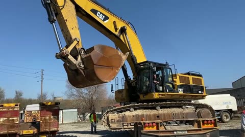 004. Amazing Heavy Transports Of Huge Excavators & Dumpers