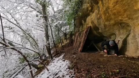 In the rain to build a shelter in the wilderness camping overnight