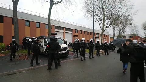 Avant le meeting de E. Zemmour - Contrôle d'antifas à Villepinte