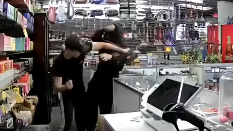 Robber gets stabbed by store owner