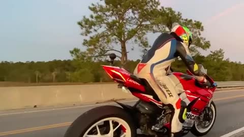 DUCATI PANIGALE V4 BURNOUT