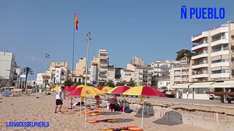 La plantada de sombrillas españolas de Blanes (Gerona) finaliza en el Restaurante Sol D'Or