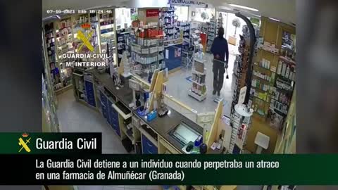 La Guardia Civil detiene a un individuo cuando perpetraba un atraco en una farmacia de Almuñécar