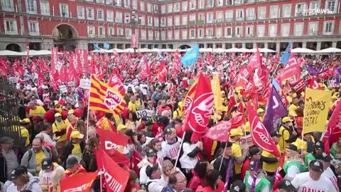 Spain: Thousands of union members march in Madrid for higher wages and better rights