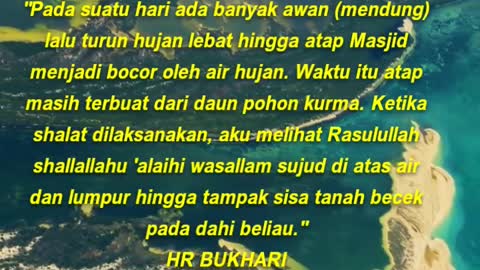 Pada suatu hari ada banyak awan (mendung) lalu turun hujan lebat hingga atap Masjid