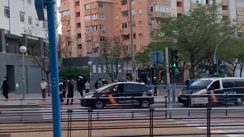 "No se puede ir con bandera de España ni en coche ni en mano por calle en Madrid. Manda cojones"