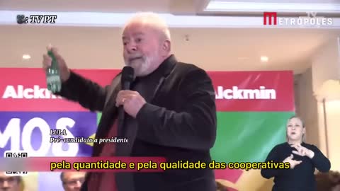 Fotógrafo tenta tirar garrafa de água das mãos de Lula e ex-presidente o repreende