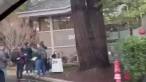 MASSIVE Line Forms Outside of San Francisco Silicon Valley Bank Branch as Bank Folds