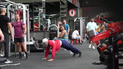 Elite powerlifter pretended to be old man in the gym🏋🚴💪 girls go nuts